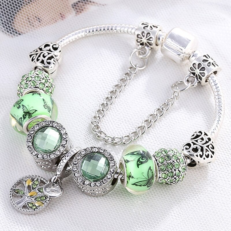 Silbernes Armband mit grünem Kristall