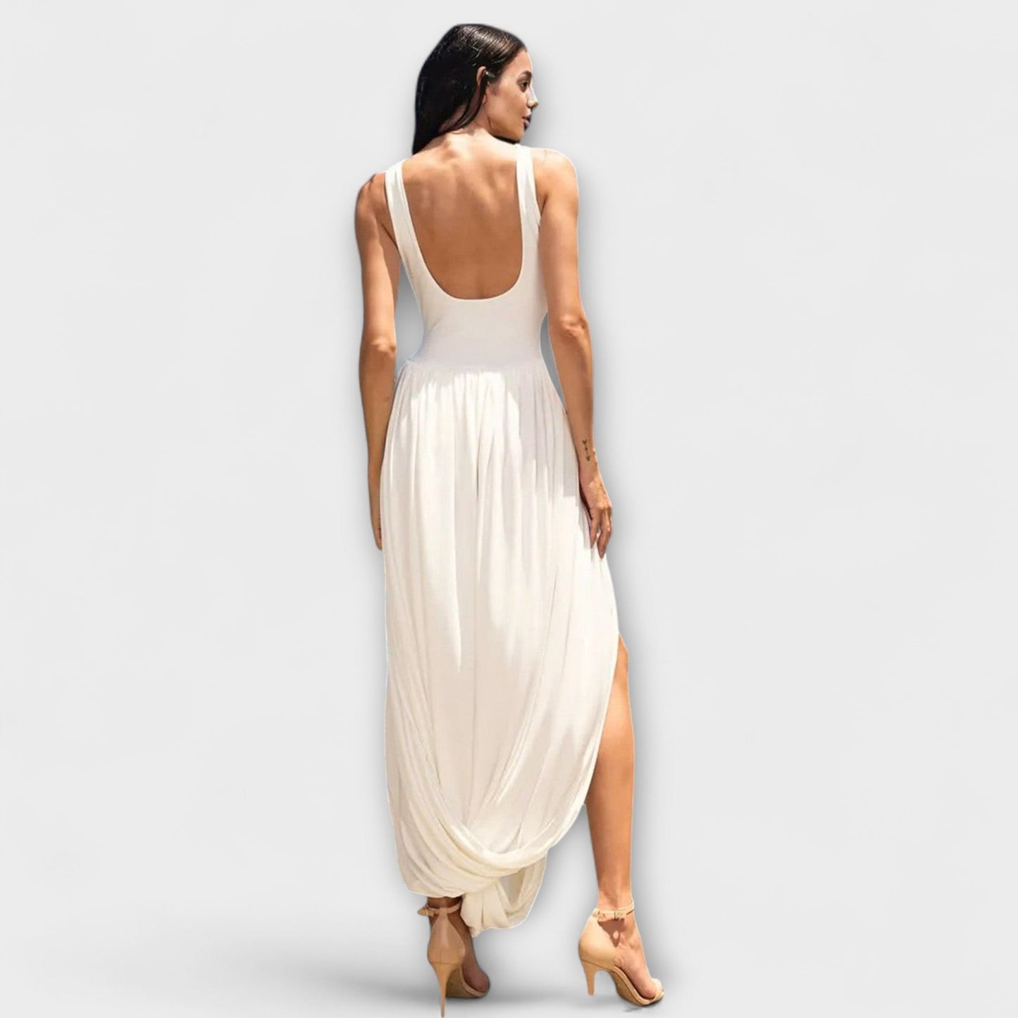 Drapiertes Maxikleid mit skulpturalem Rock und seitlichem Schlitz