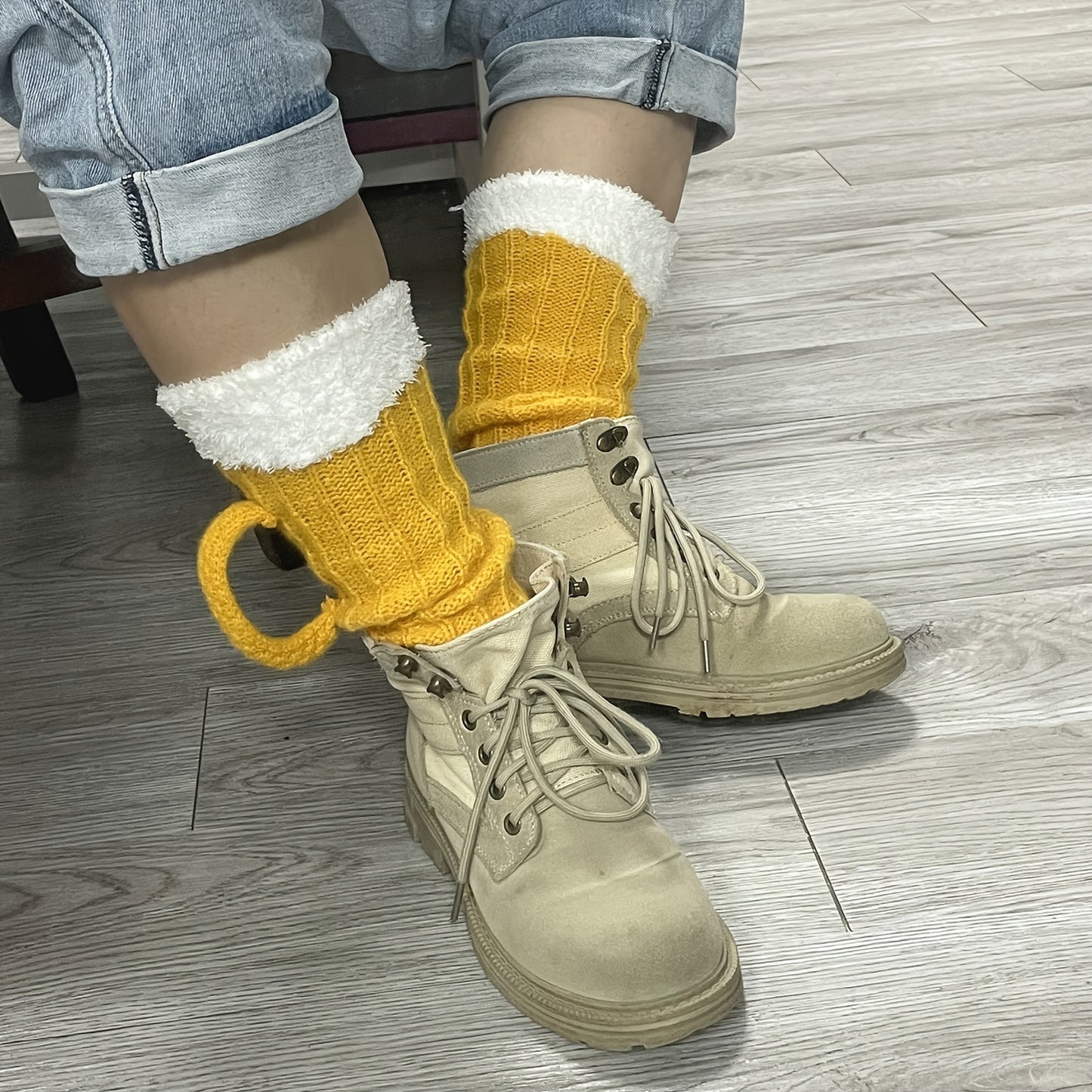 Oktoberfest Biersocken – Gestricktes Bierkrug-Design mit Schaumkrone