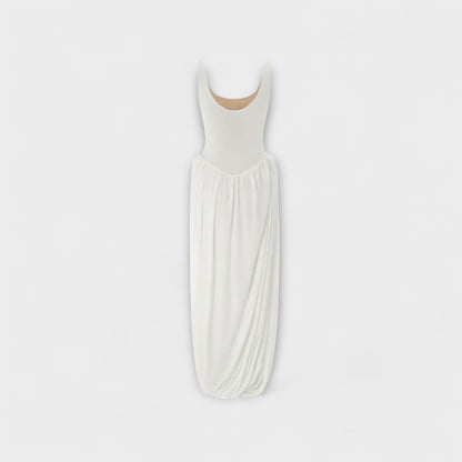 Drapiertes Maxikleid mit skulpturalem Rock und seitlichem Schlitz