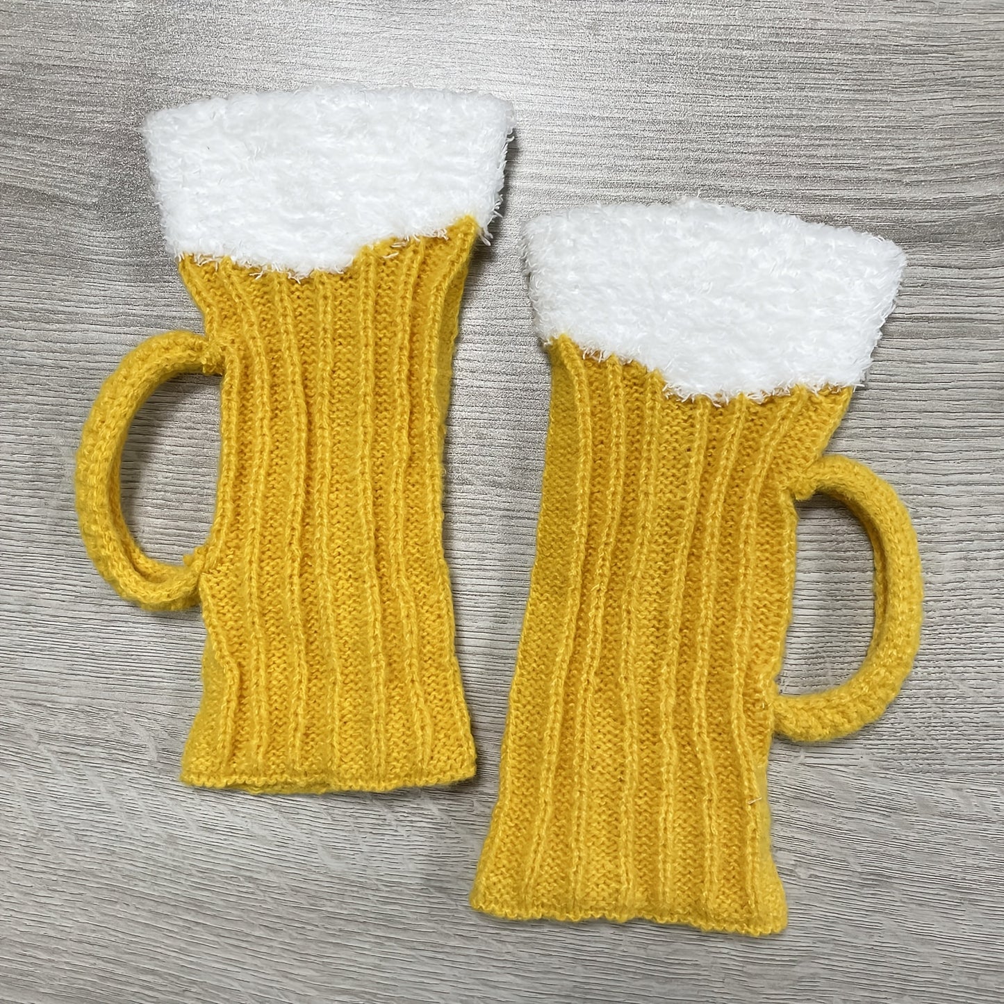 Oktoberfest Biersocken – Gestricktes Bierkrug-Design mit Schaumkrone