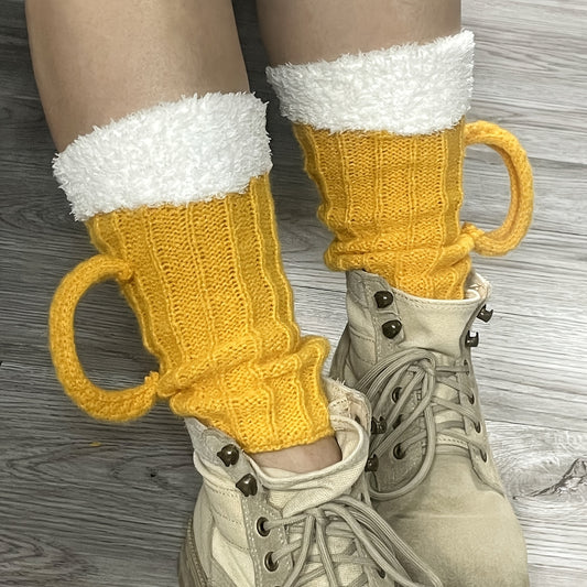 Oktoberfest Biersocken – Gestricktes Bierkrug-Design mit Schaumkrone