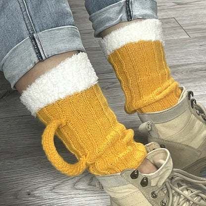 Oktoberfest Biersocken – Gestricktes Bierkrug-Design mit Schaumkrone