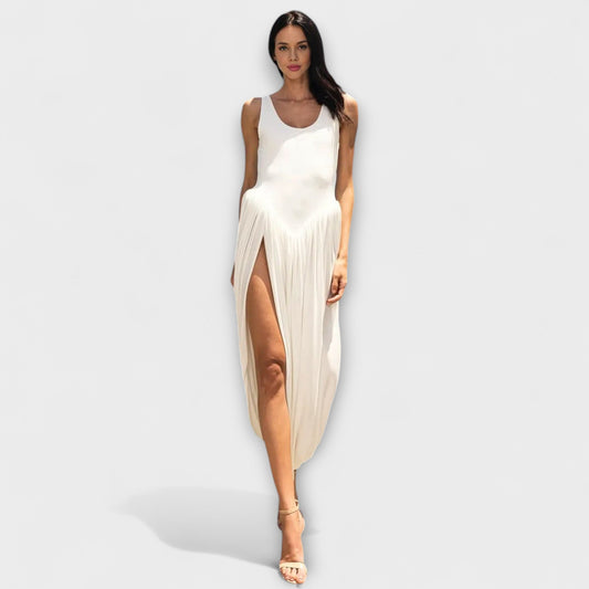 Drapiertes Maxikleid mit skulpturalem Rock und seitlichem Schlitz