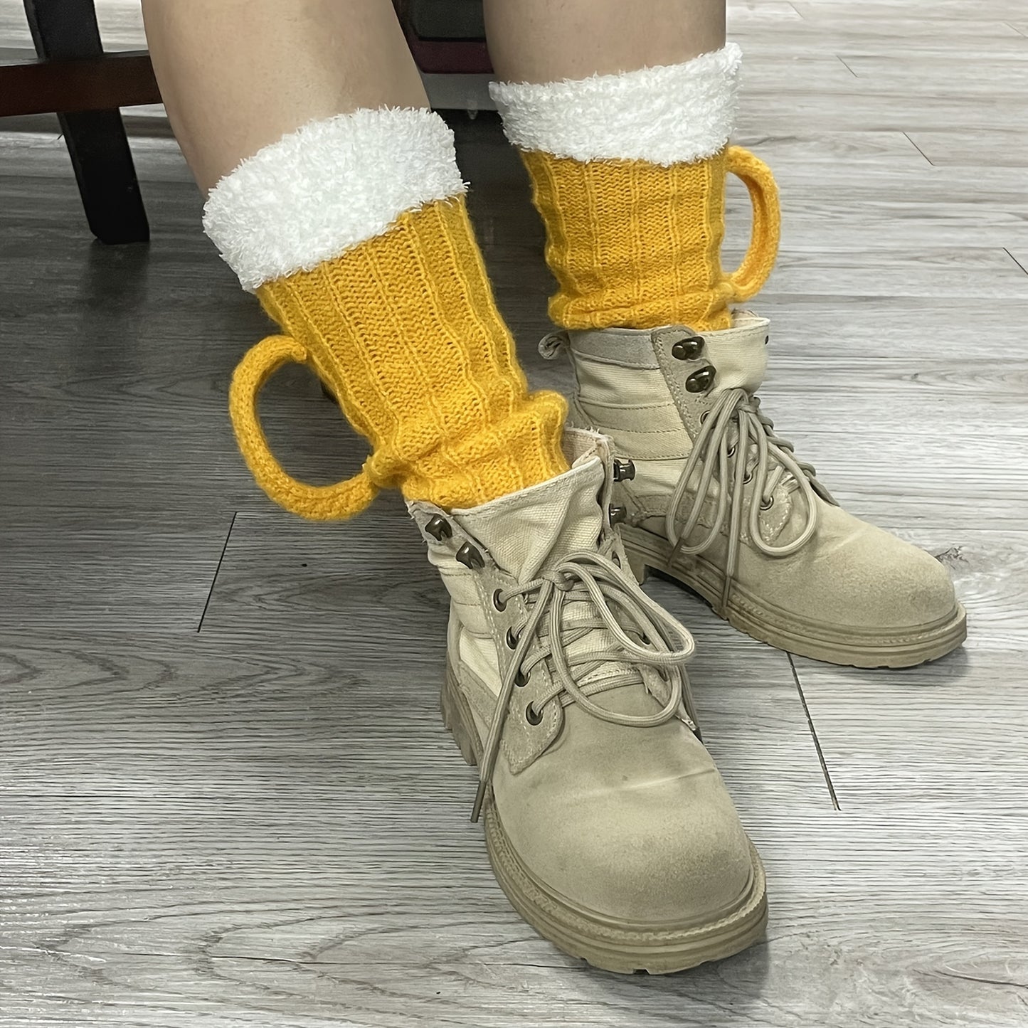 Oktoberfest Biersocken – Gestricktes Bierkrug-Design mit Schaumkrone