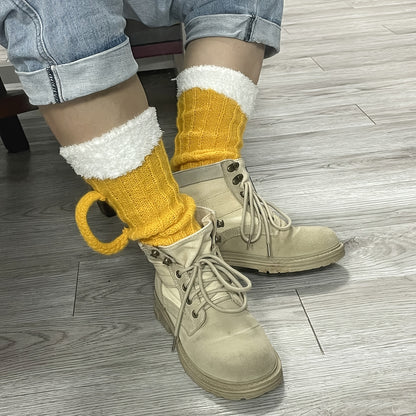 Oktoberfest Biersocken – Gestricktes Bierkrug-Design mit Schaumkrone