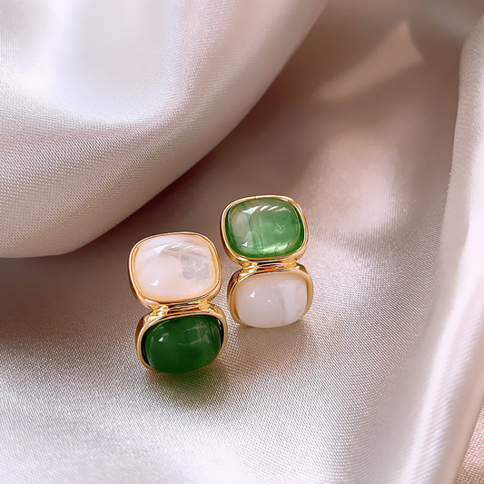 Elegante Ohrhänger mit weißen und grünen Steinen in Gold